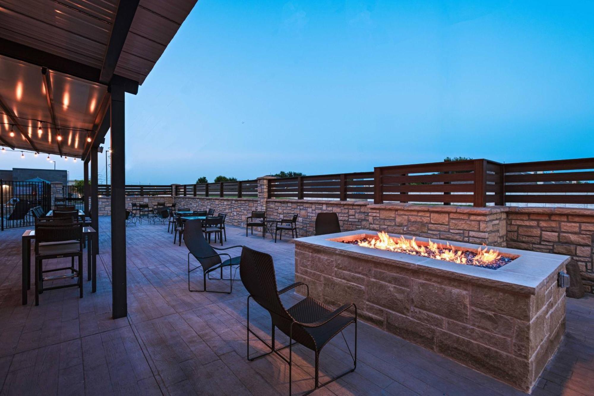 Courtyard Dallas Grand Prairie Bagian luar foto